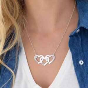 Collar de corazones entrelazados con piedras natales
