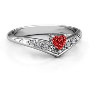 Anillo de corazón con acento en V