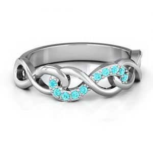 Anillo Infinito Triple Entrelazado con Acentos