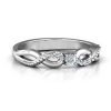 Anillo clásico con brillo solitario y banda infinita acentuada