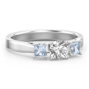 Anillo de tres eternidad de piedra con acentos de princesa