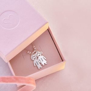 Collar de madre con dijes infantiles