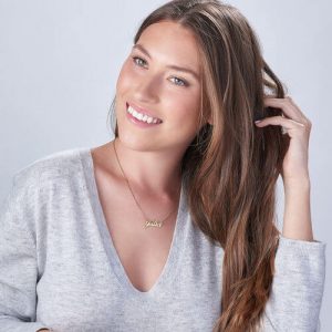 Collar con nombre clásico pequeño en chapado en oro de 18 k